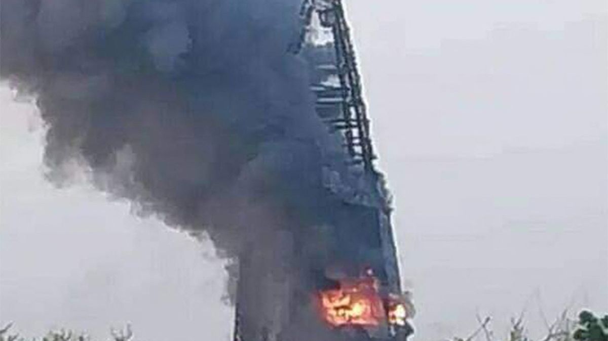 Ikonický petrolejový mrakodrap v Chartúmu zachvátily plameny